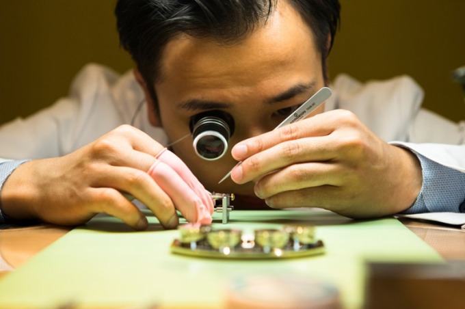 かめいど時計宝石修理研究所の様子